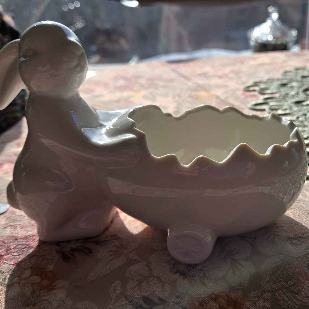 WHITE CRACKED EGG AND BUNNY EASTER CANDY BOWL DISPLAYED ONLY